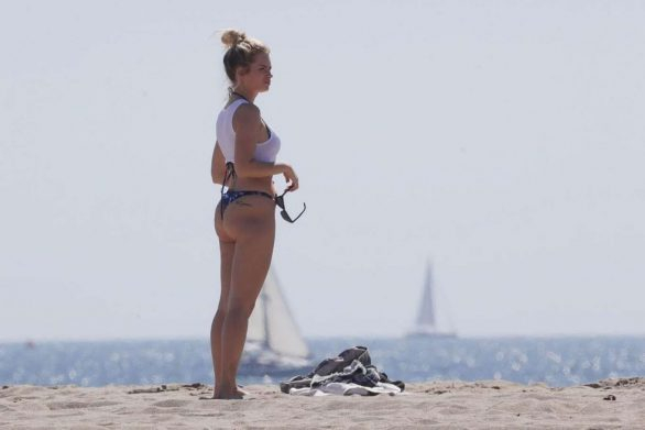 Lottie Moss bikiniyle plajda