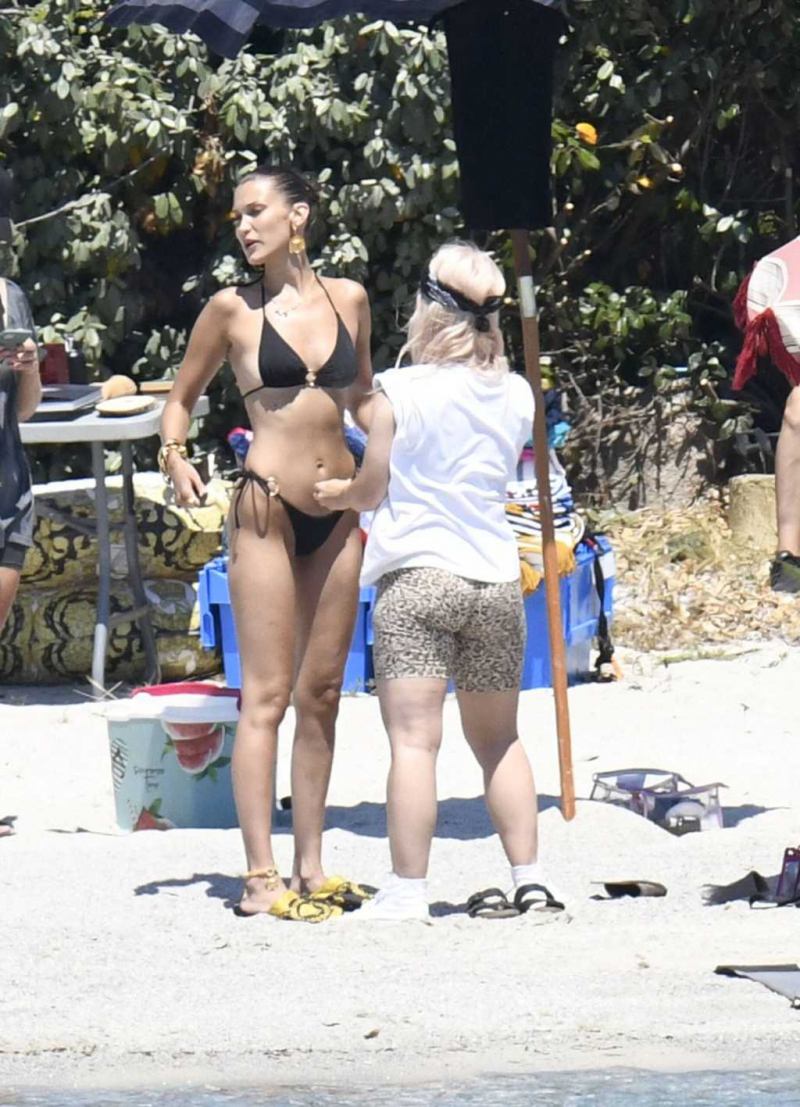 Bella Hadid siyah bikiniyle Corsica'da sette
