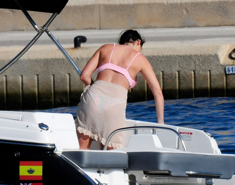 Jessica Wright pembe bikiniyle Palma De Mallorca'da botta