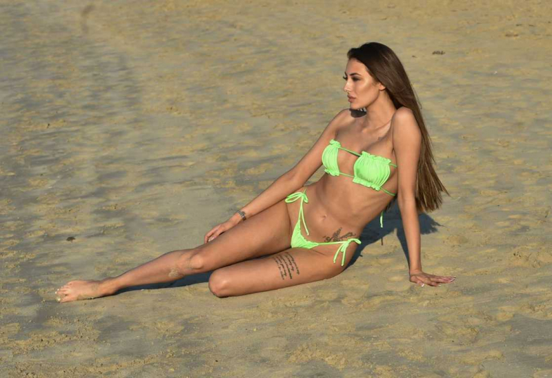 Chloe Veitch yeşil bikini ile Dubai'de