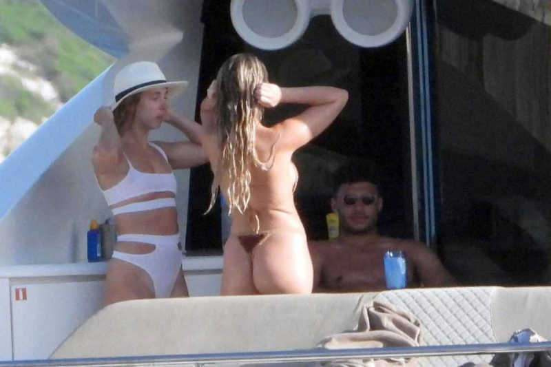 Perrie Edwards kırmızı bikini ile Ibiza'da