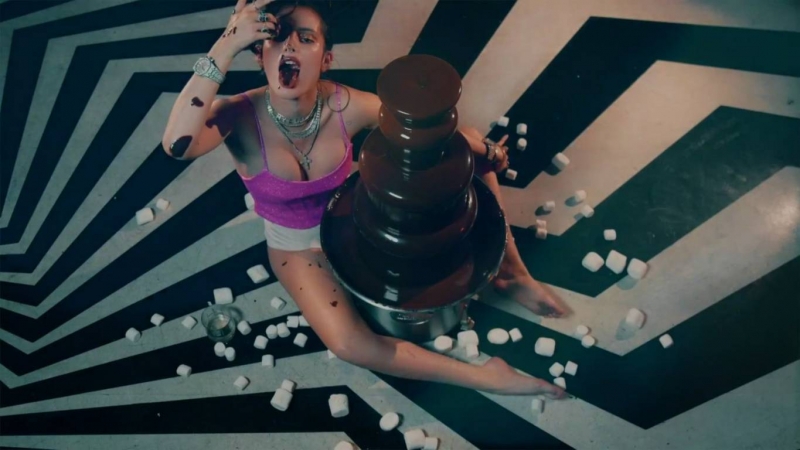 Bella Thorne Sexual Chocolate çekimlerinde