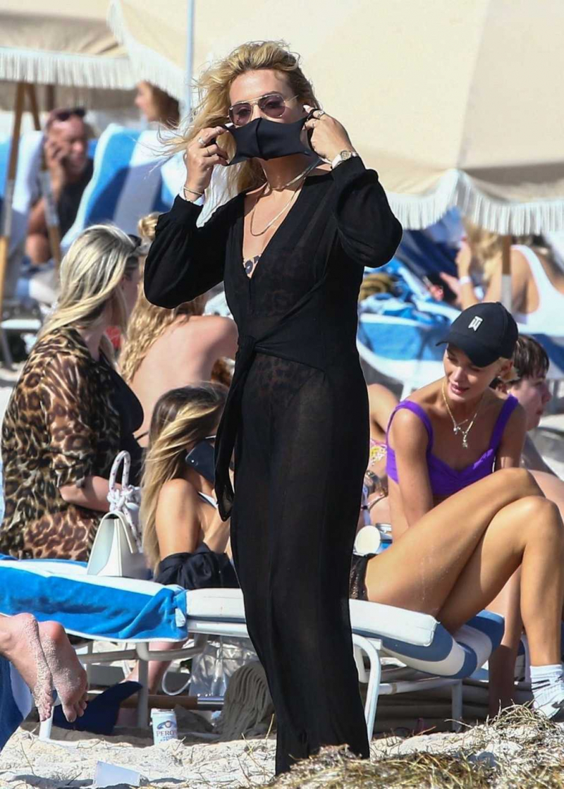 Montana Tucker bikini ile Miami plajında