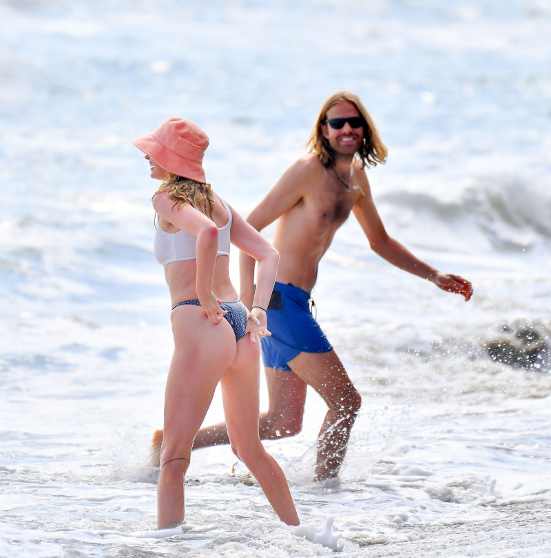 Elsa Hosk bikini ile Santa Monica plajında
