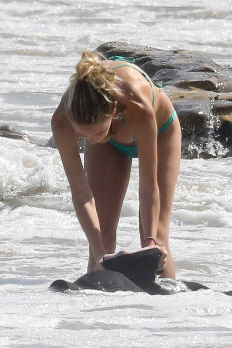 Dylan Penn yeşil bikiniyle Malibu'da