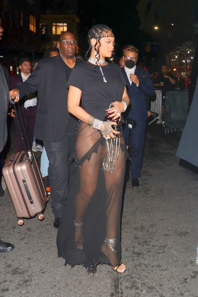 Rihanna transparan kostümle Met Gala'da