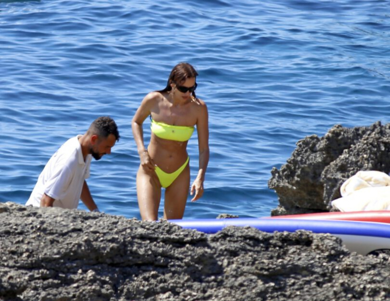 Irina Shayk bikiniyle Ibiza'da