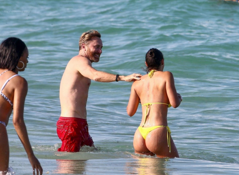 Jessica Ledon sarı bikiniyle Miami plajında
