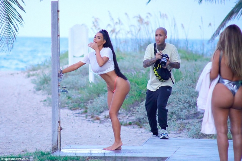 Kim Kardashian pembe bikini ile