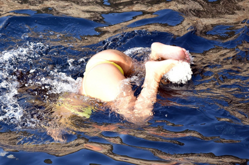 Nicole Scherzinger bikiniyle plajda