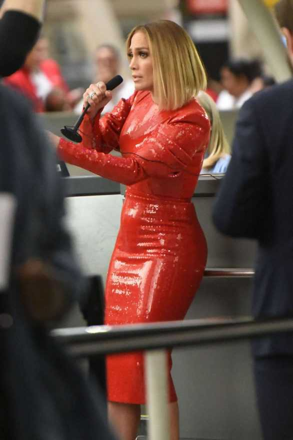Jennifer Lopez kırmızı dar elbiseyle film setinde