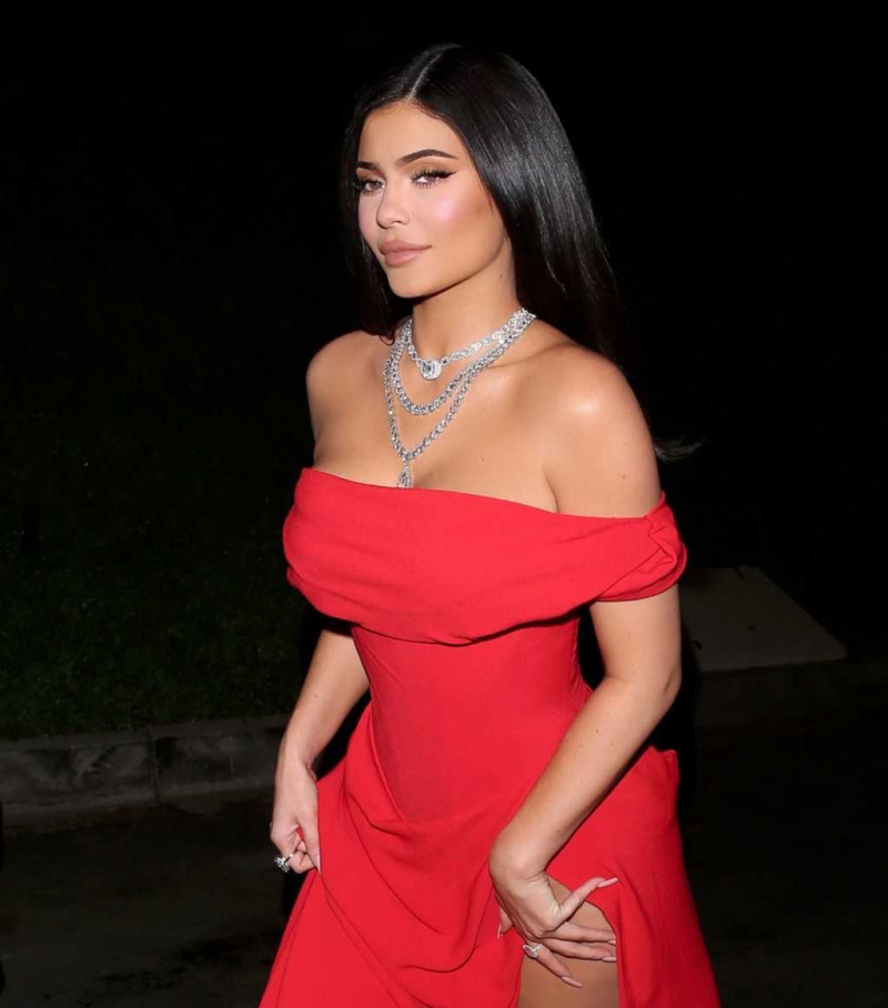 Kylie Jenner kırmızı yırtmaçlı elbiseyle partide