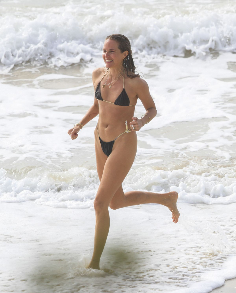 Laura May Gibbs bikini ile Byron Bay'da