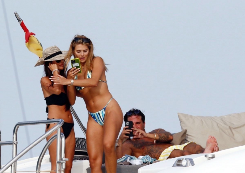 Arabella Chi beyaz bikiniyle Ibiza plajında