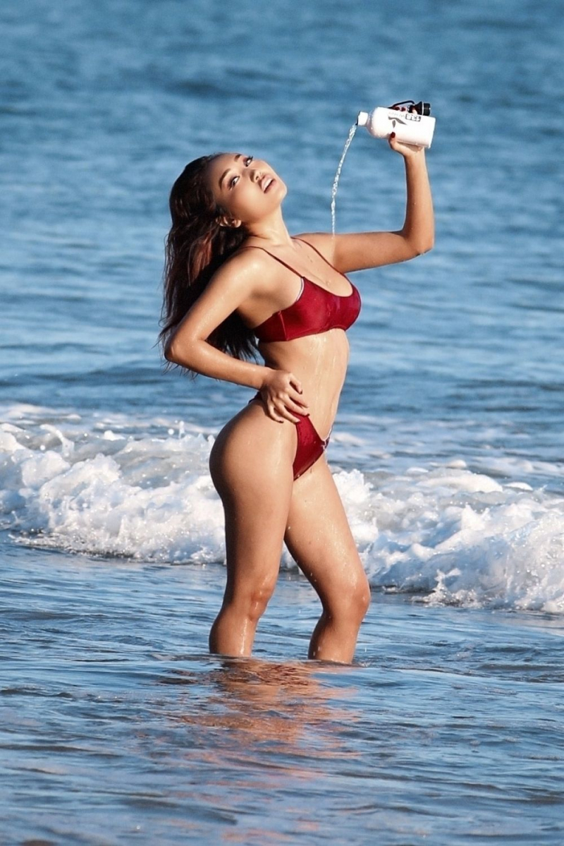 Nora Kyzy bikini ile 138 Water çekimlerinde