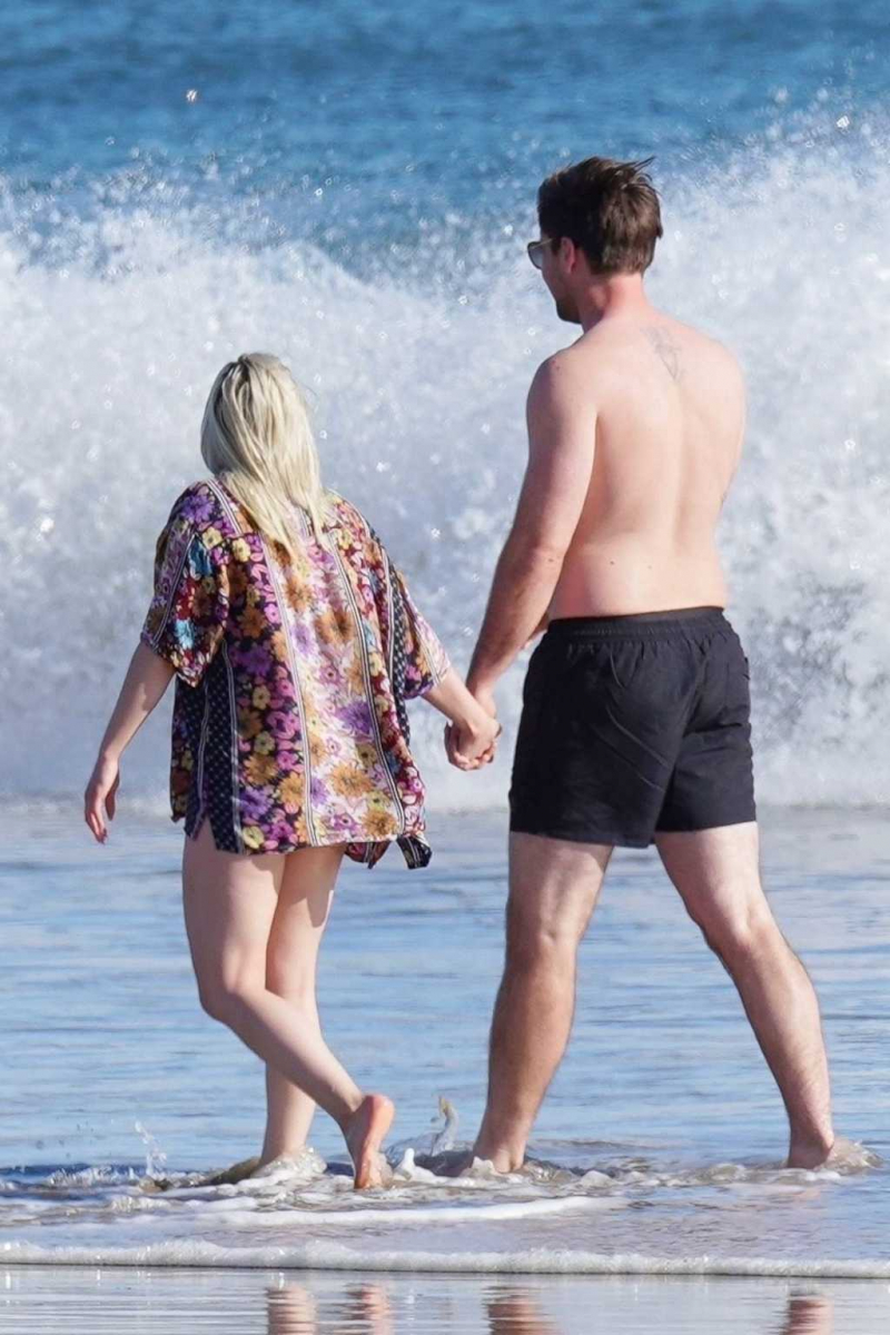 Ariel Winter bikini ile Santa Barbara'da
