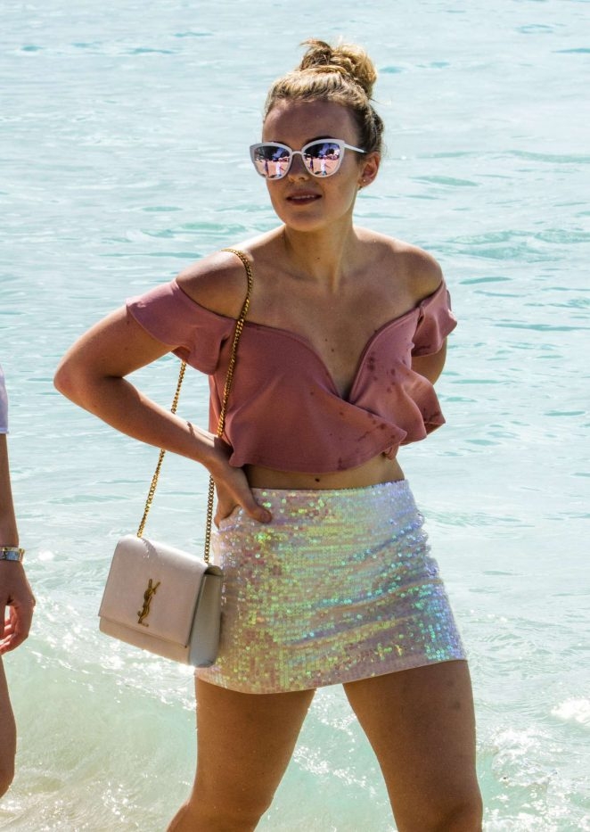 Tallia Storm mini elbise ile deniz kenarında