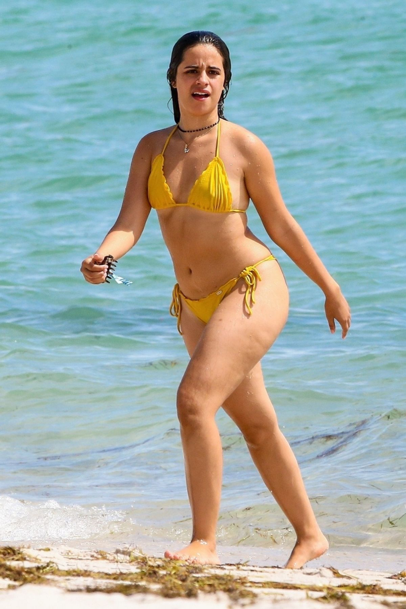 Camila Cabello sarı bikiniyle Miami plajında