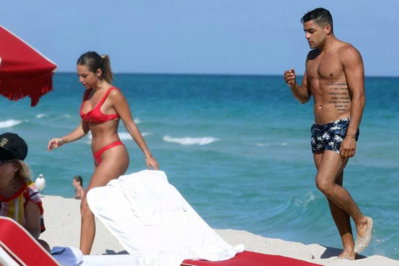 Maddy Burciaga kırmızı bikiniyle Miami'de