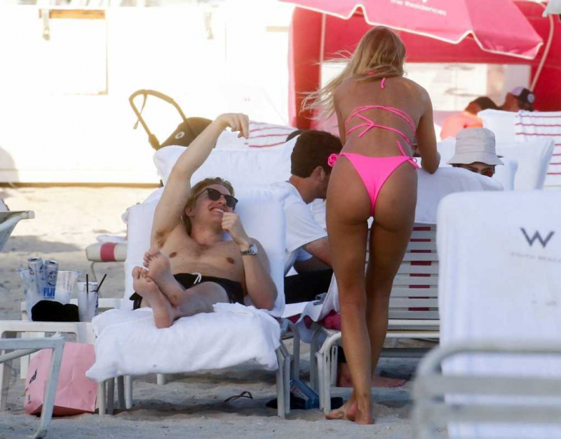 Kimberley Garner pembe bikini ile Miami'de 02/01/2021