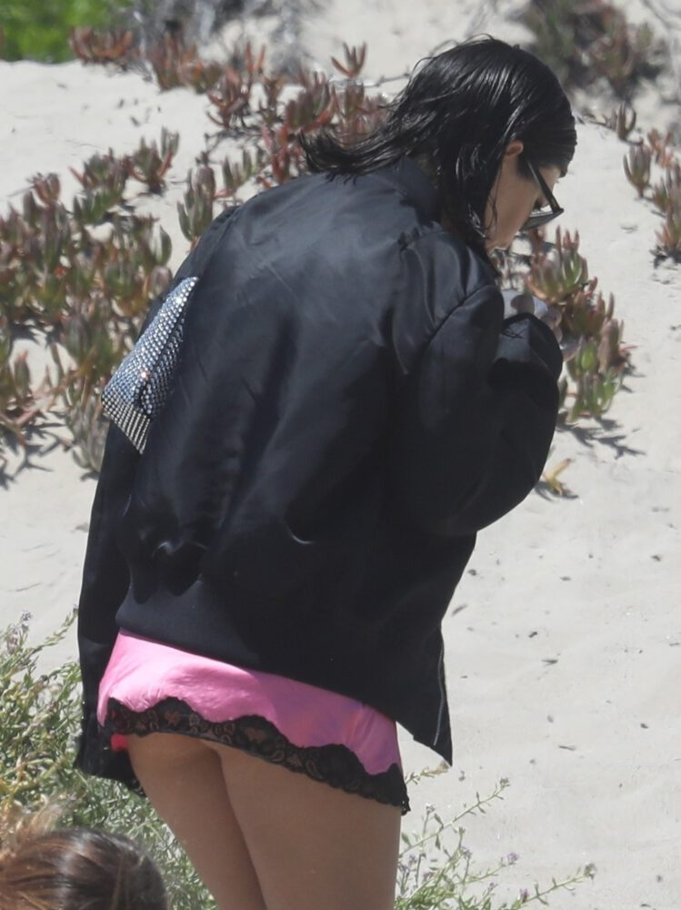 Kourtney Kardashian mini elbiseyle Malibu'da