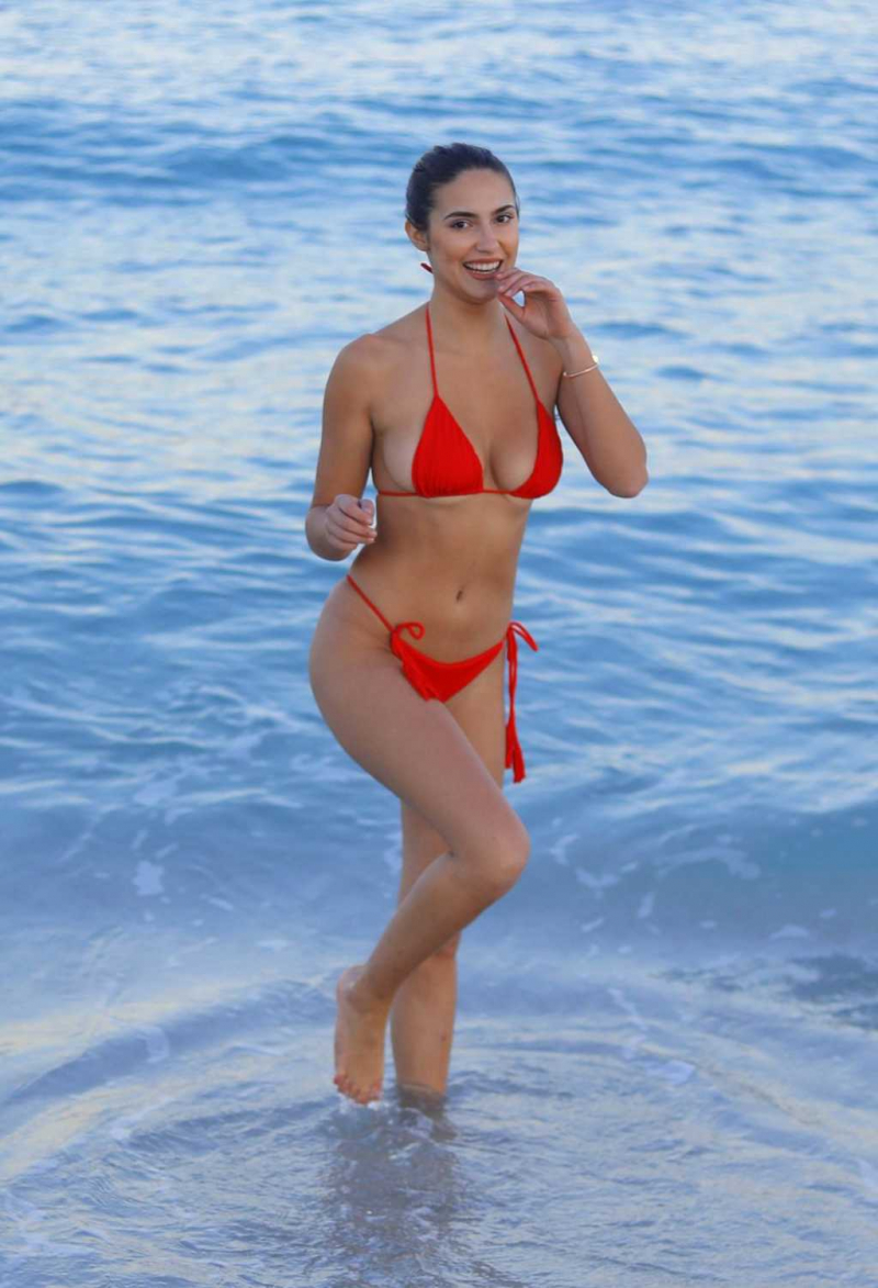 Tao Wickrath kırmızı bikiniyle Miami plajında