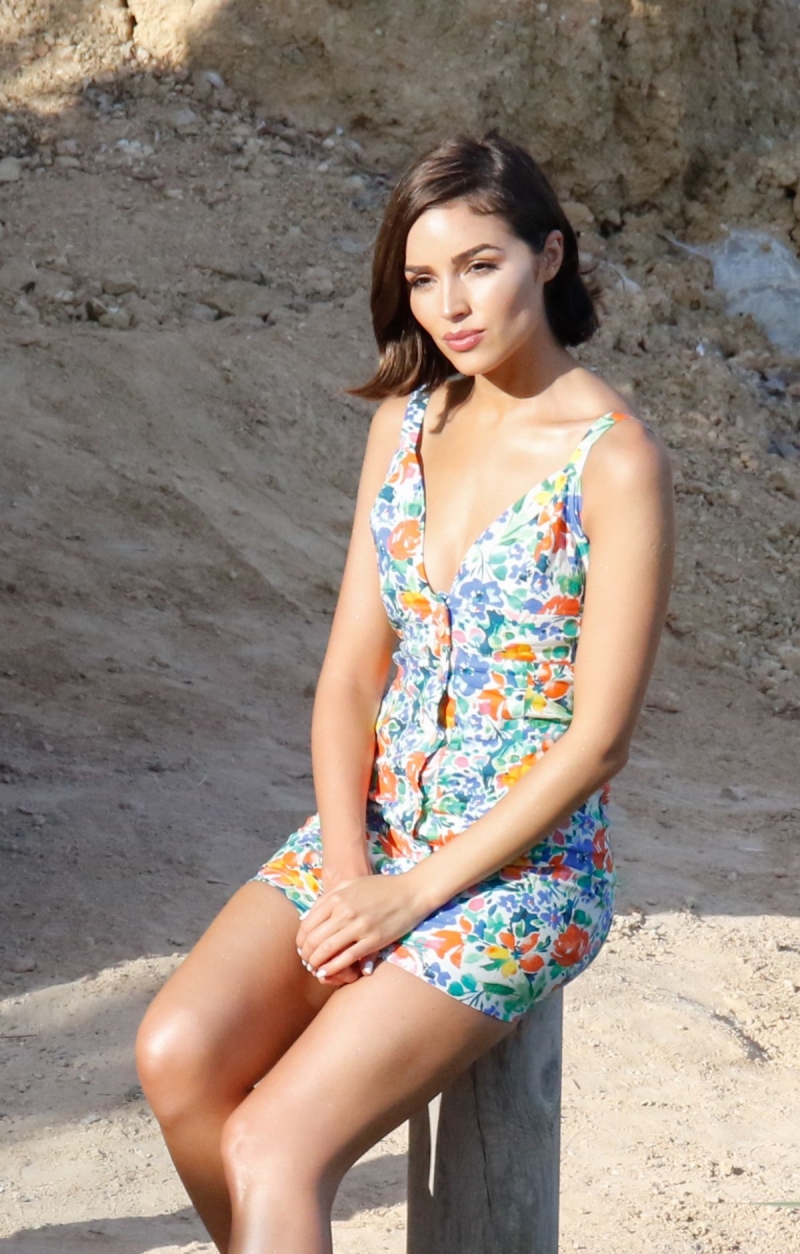 Olivia Culpo renkli mini elbise ile Amante plaj kulübünde