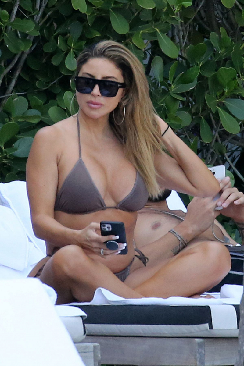 Larsa Pippen kahverengi bikini ile Miami plajında