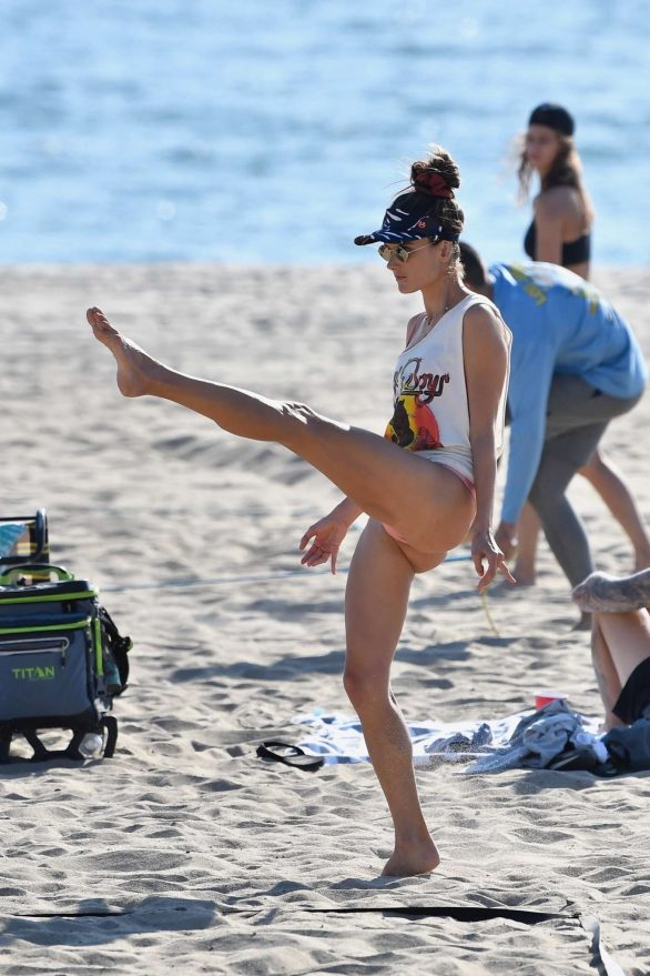 Alessandra Ambrosio pembe bikini ile Santa Monica plajında