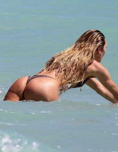 Candice Swanepoel tanga bikiniyle Miami plajında