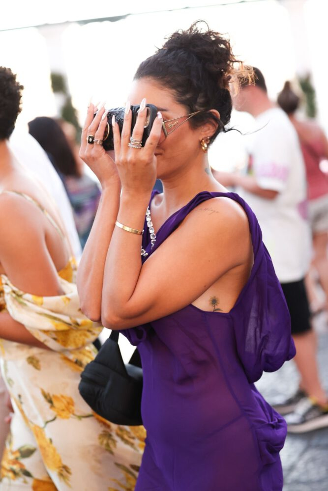 Vanessa Hudgens transparan elbiseyle Capri'de