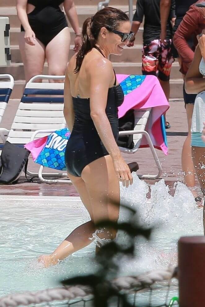 Jennifer Garner siyah mayoyla havuzda