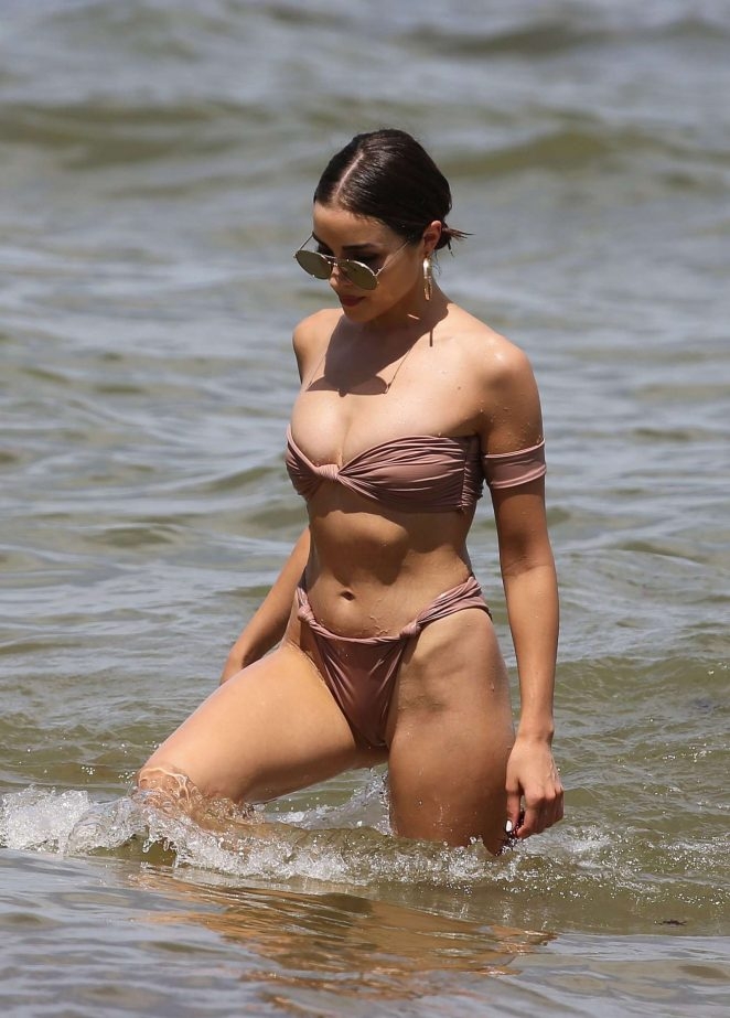 Olivia Culpo Miami'de bikiniyle