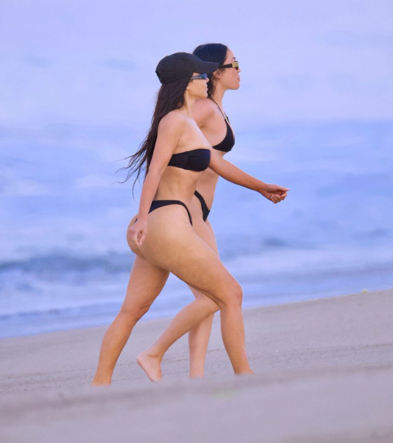 Kim Kardashian tanga bikiniyle Malibu plajında