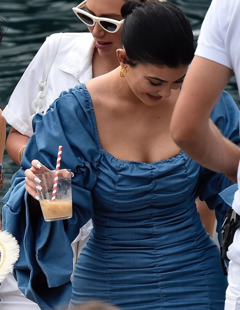 Kylie Jenner mini kot elbisesiyle Portofino'da