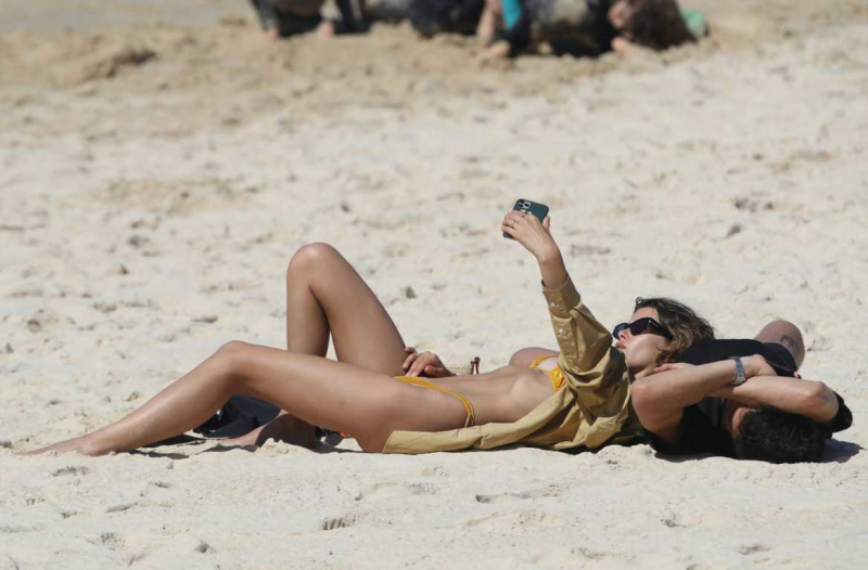 Georgia Fowler bikini ile Sydney'de Bondi plajında