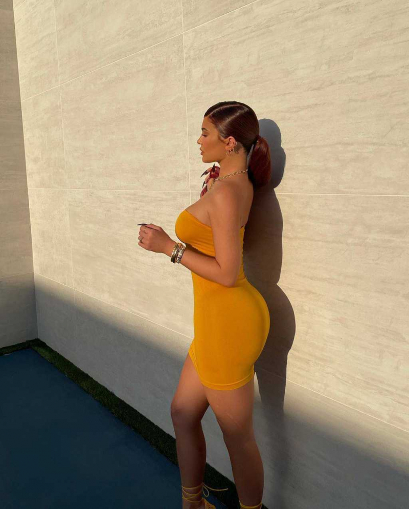 Kylie Jenner sarı dar elbise ile fotoğraf çekimlerinde