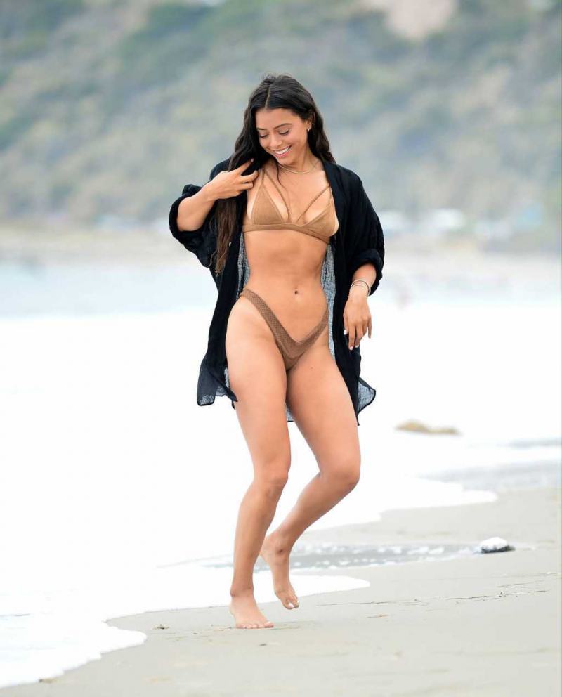 Michelle Hayden bikiniyle Malibu plajında