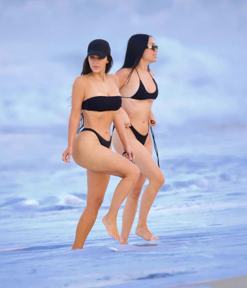 Kim Kardashian tanga bikiniyle Malibu plajında