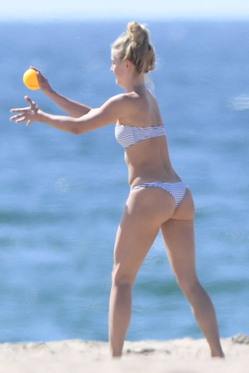 Julianne Hough bikiniyle plajda