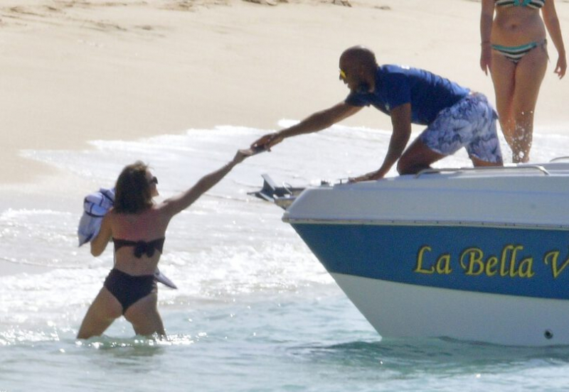 Emma Watson bikiniyle Barbados plajında