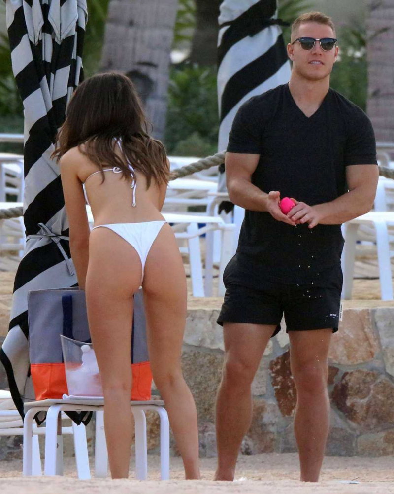 Olivia Culpo beyaz bikiniyle Meksika plajında