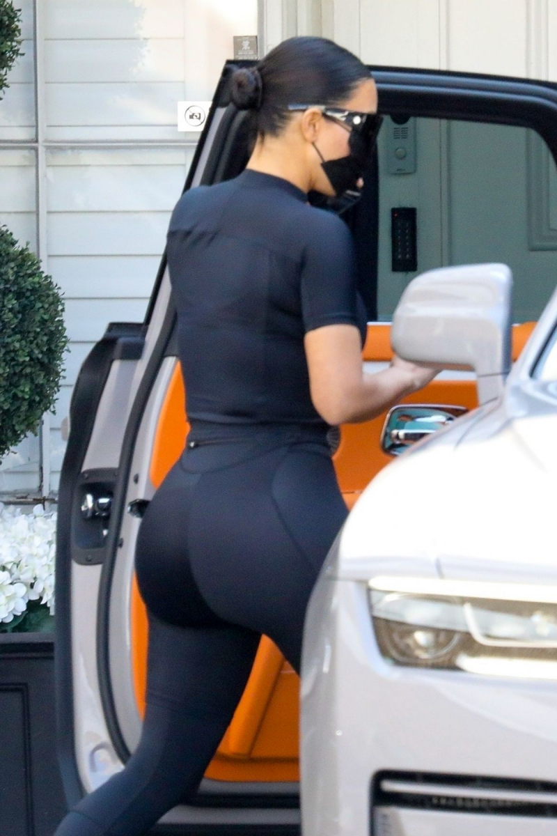 Kim Kardashian Skims çekimlerinde