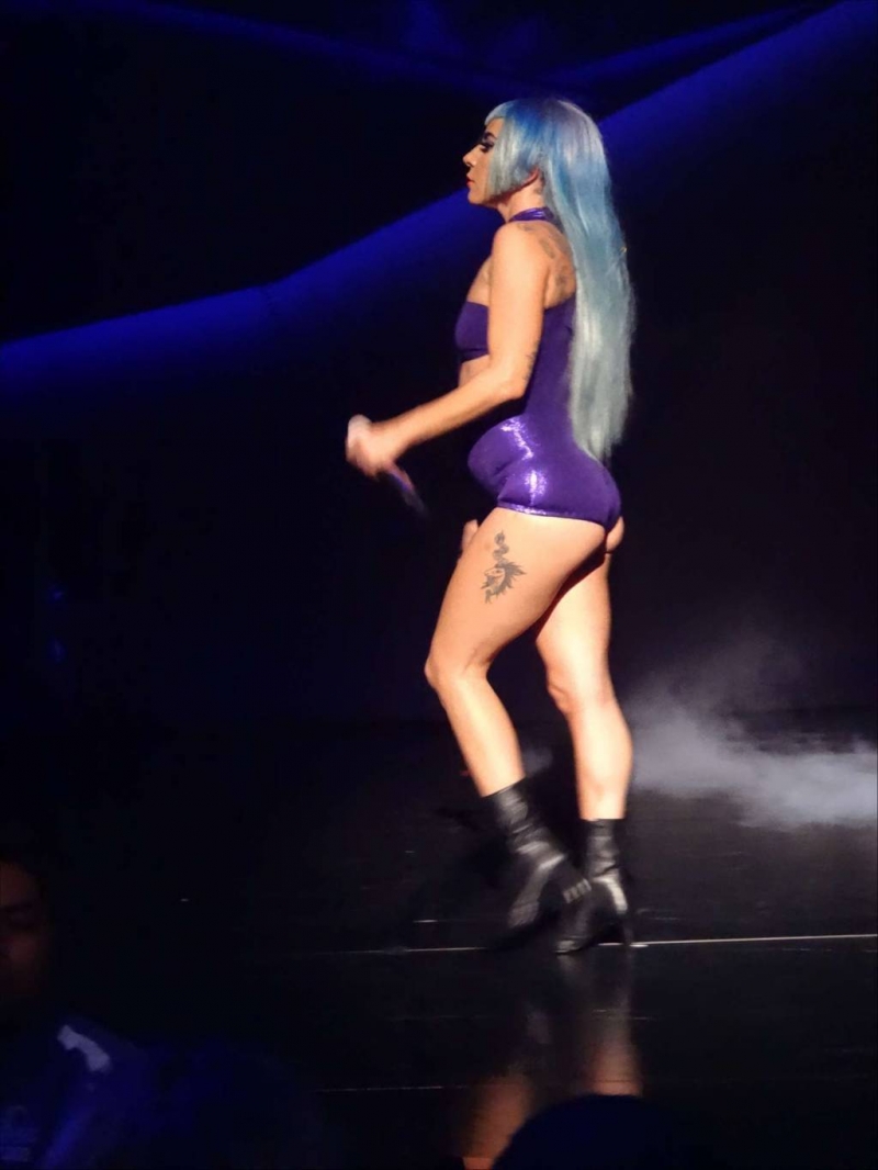 Lady Gaga latex kostümle sahnede