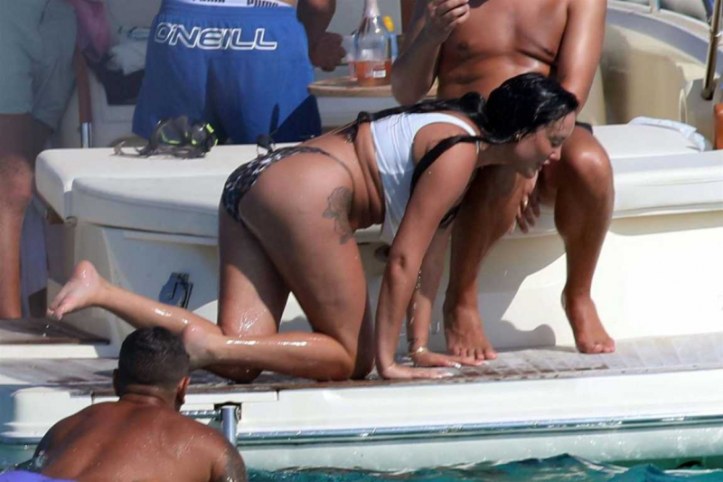 Charlotte Crosby bikini ile Formentera'da