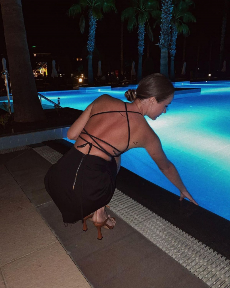 Olga Katysheva bikini ile havuzda