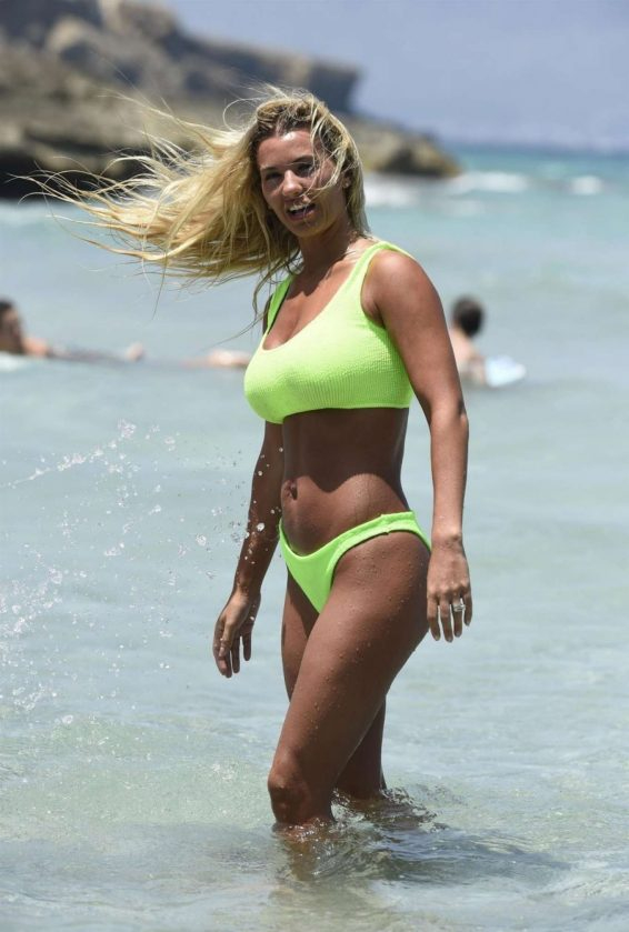 Christine McGuinness yeşil bikiniyle plajda