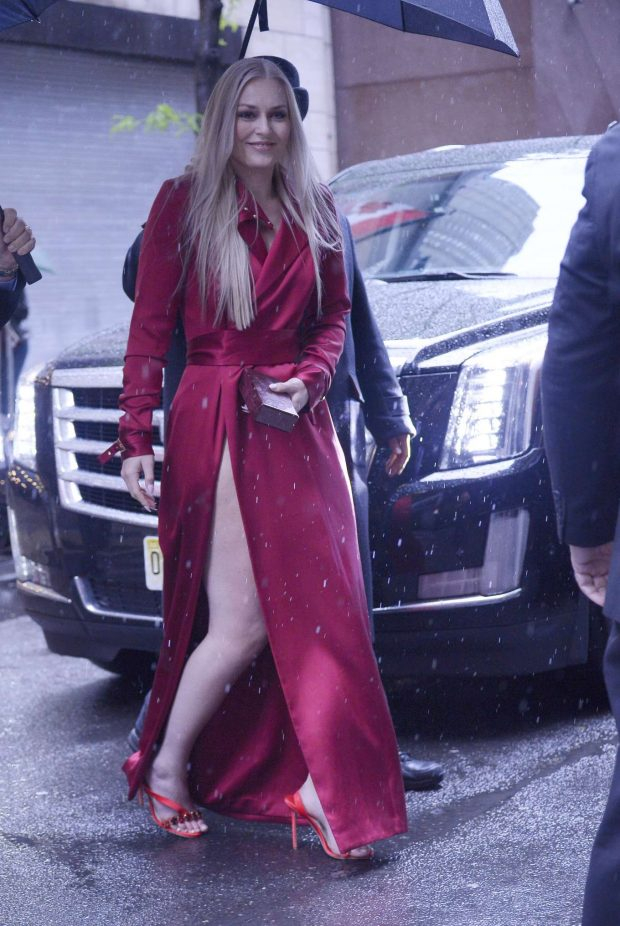 Lindsey Vonn kırmızı yırtmaçlı elbise ile New York'ta