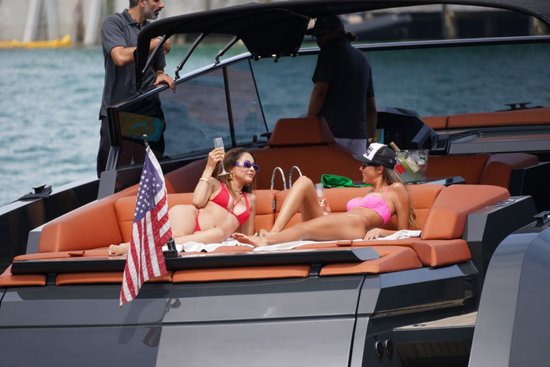 Patricia Contreras ve Daniela De Jesus bikiniyle Miami'de