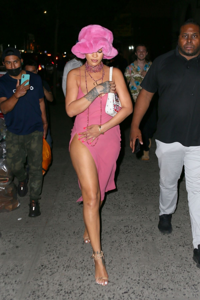 Rihanna pembe yırtmaçlı elbise ile New York'ta